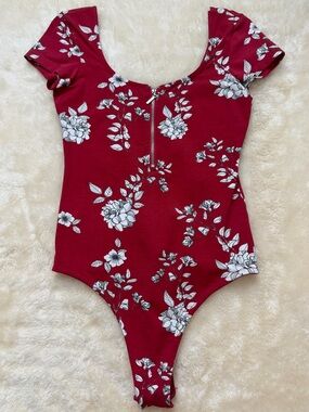 Bodysuit with a zipper on the front. Color: Came. Size: XS